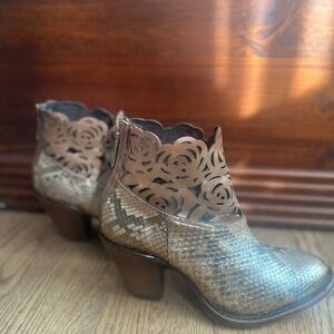Cuadra Western Cowgirl Ankle Boots - size 9.5 - New